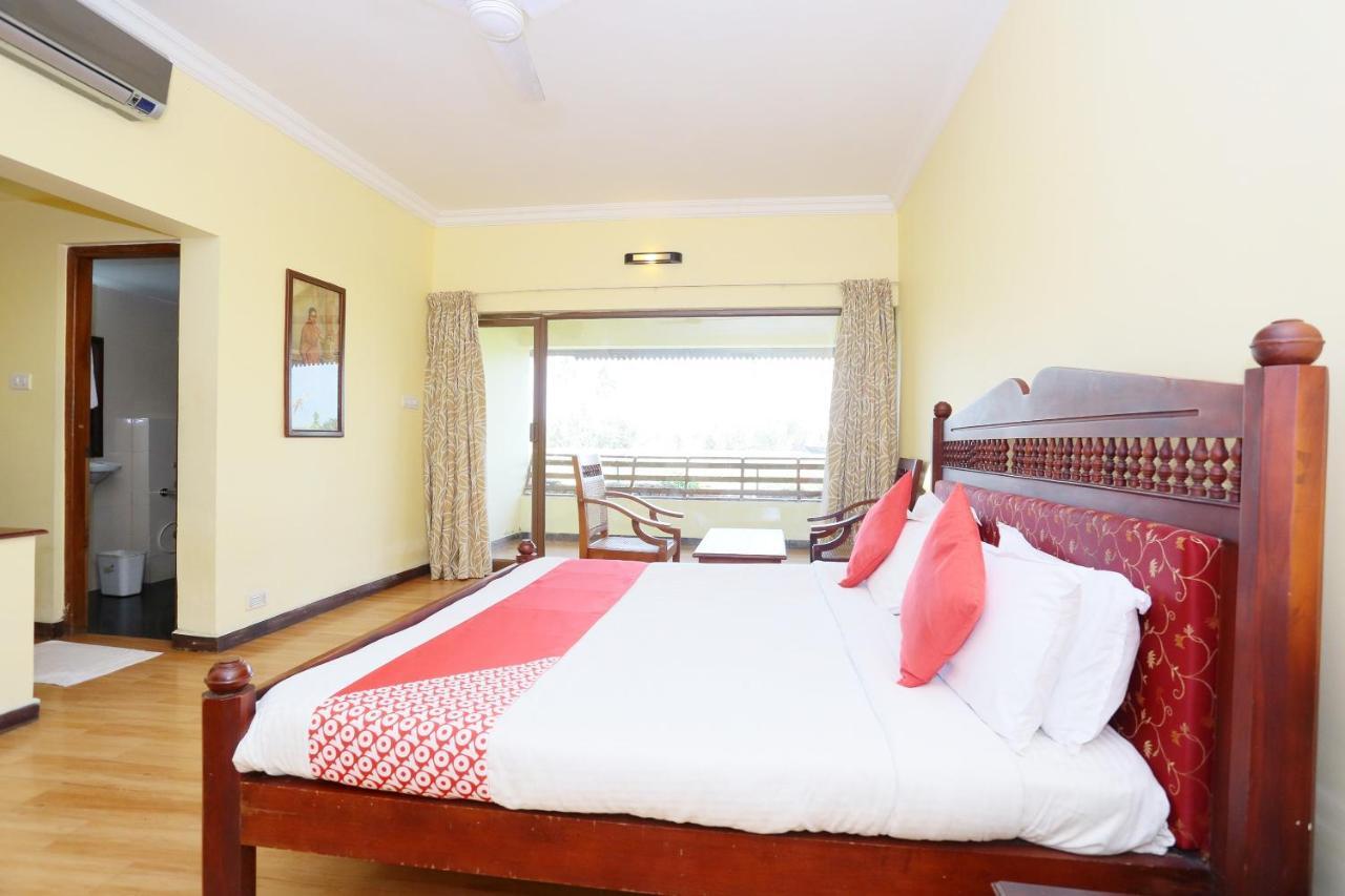 Oyo 26874 Manor Backwater Resort Kumarakom Exterior photo